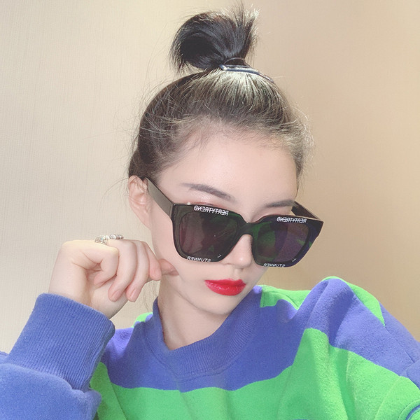 Καθημερινά γυναικεία γυαλιά ηλίου με επιγραφές