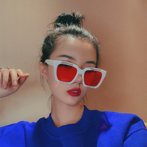 Καθημερινά γυναικεία γυαλιά ηλίου με επιγραφές