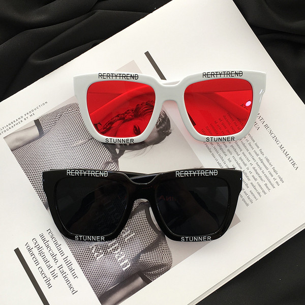 Καθημερινά γυναικεία γυαλιά ηλίου με επιγραφές