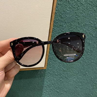 Γυναικεία μοντέρνα ρετρό γυαλιά σε στρογγυλό σχήμα