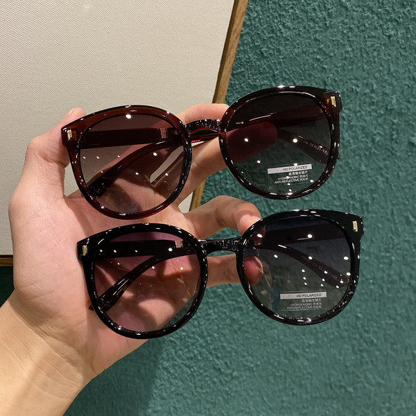 Γυναικεία μοντέρνα ρετρό γυαλιά σε στρογγυλό σχήμα