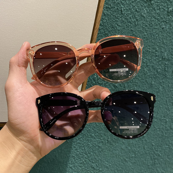 Γυναικεία μοντέρνα ρετρό γυαλιά σε στρογγυλό σχήμα