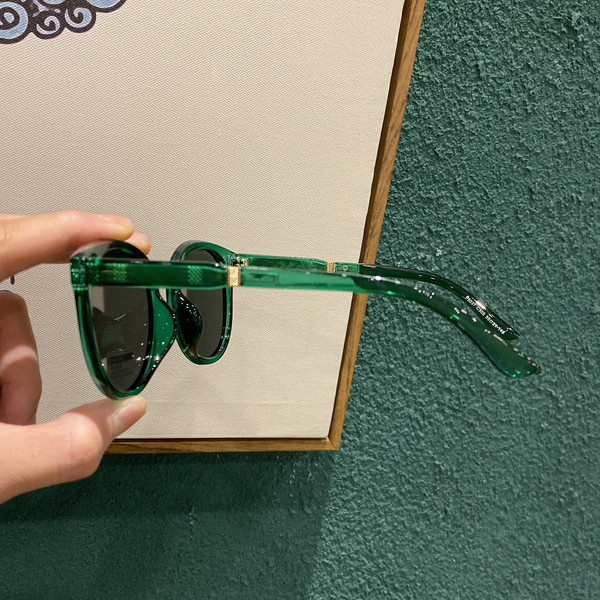 Γυναικεία μοντέρνα ρετρό γυαλιά σε στρογγυλό σχήμα