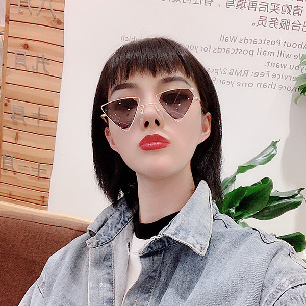 Aktuális női napszemüveg háromszög alakban