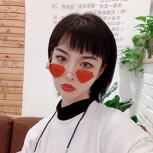 Aktuális női napszemüveg háromszög alakban