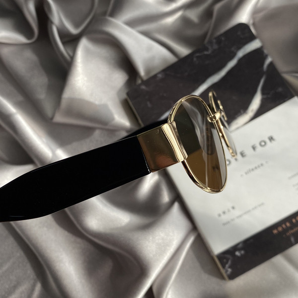 Κομψά γυναικεία γυαλιά με στρογγυλούς φακούς