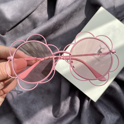 Μοντέρνα γυναικεία γυαλιά με στρογγυλούς φακούς με λεπτά πλαίσια