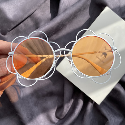 Μοντέρνα γυναικεία γυαλιά με στρογγυλούς φακούς με λεπτά πλαίσια