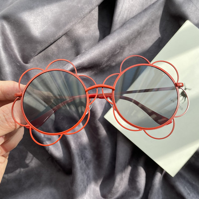 Μοντέρνα γυναικεία γυαλιά με στρογγυλούς φακούς με λεπτά πλαίσια