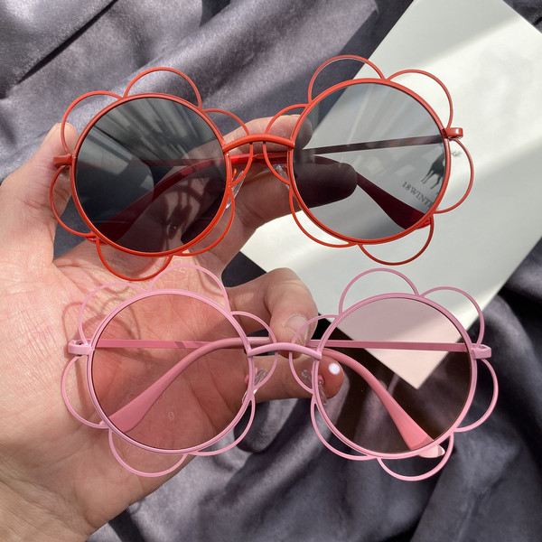Μοντέρνα γυναικεία γυαλιά με στρογγυλούς φακούς με λεπτά πλαίσια