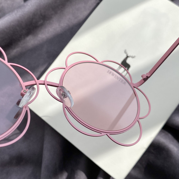 Μοντέρνα γυναικεία γυαλιά με στρογγυλούς φακούς με λεπτά πλαίσια