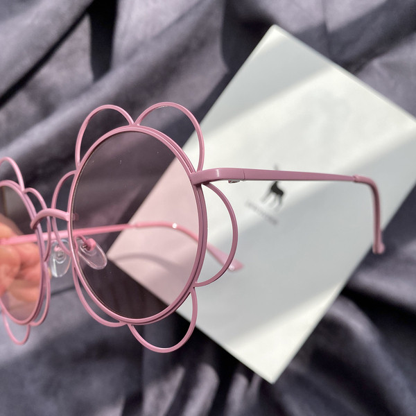 Μοντέρνα γυναικεία γυαλιά με στρογγυλούς φακούς με λεπτά πλαίσια