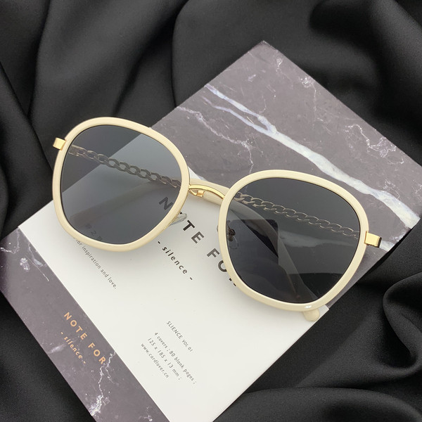 Stílusos női napszemüveg kerek formában, vékony kerettel