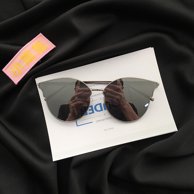 Hétköznapi női napszemüveg vékony kerettel