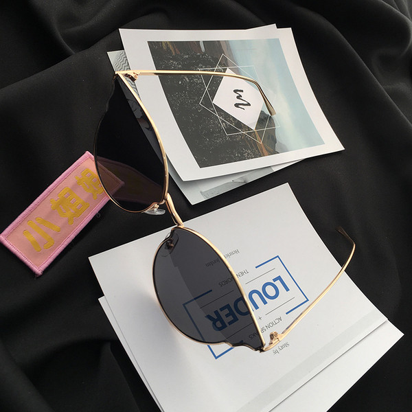 Hétköznapi női napszemüveg vékony kerettel