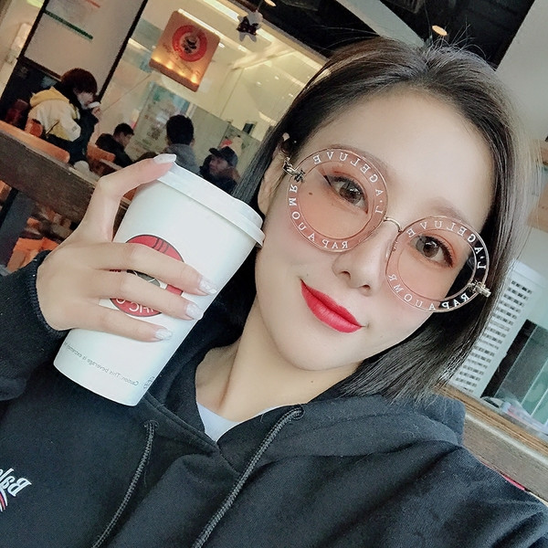 Γυναικεία στρογγυλά γυαλιά ηλίου με επιγραφές