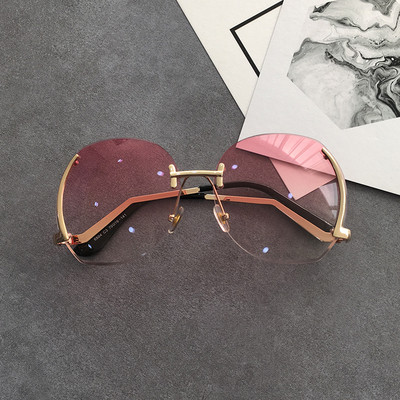 Γυναικεία μοντέρνα γυαλιά ηλίου με στρογγυλούς φακούς και λεπτά κουφώματα