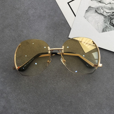 Γυναικεία μοντέρνα γυαλιά ηλίου με στρογγυλούς φακούς και λεπτά κουφώματα