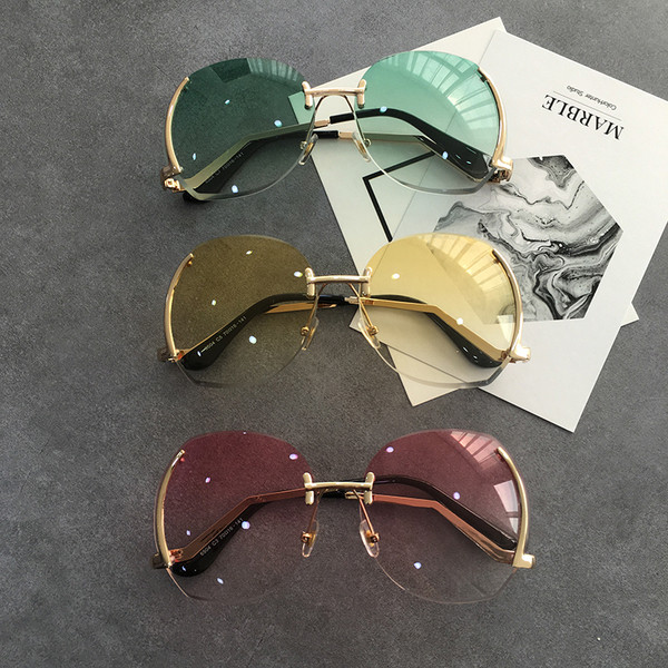 Γυναικεία μοντέρνα γυαλιά ηλίου με στρογγυλούς φακούς και λεπτά κουφώματα