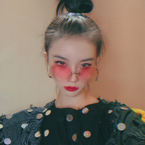 Γυναικεία μοντέρνα γυαλιά ηλίου με στρογγυλούς φακούς και λεπτά κουφώματα