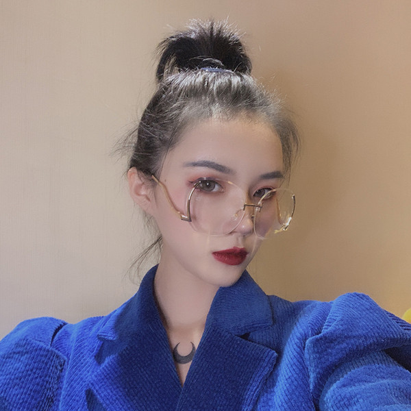 Γυναικεία μοντέρνα γυαλιά ηλίου με στρογγυλούς φακούς και λεπτά κουφώματα