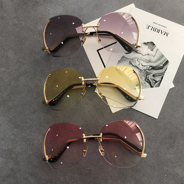 Γυναικεία μοντέρνα γυαλιά ηλίου με στρογγυλούς φακούς και λεπτά κουφώματα