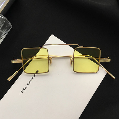 Κομψά γυναικεία γυαλιά με τετράγωνους φακούς