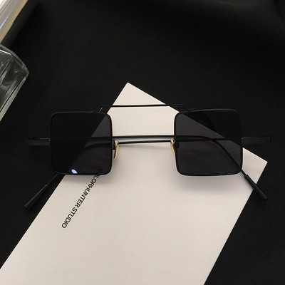 Κομψά γυναικεία γυαλιά με τετράγωνους φακούς