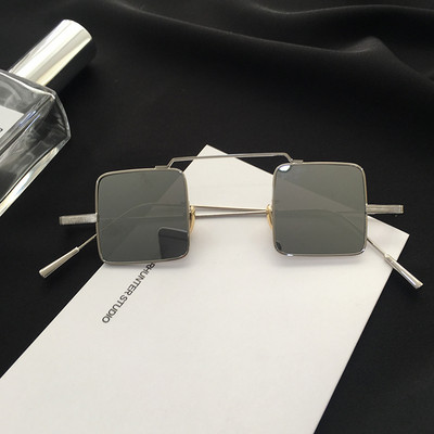 Κομψά γυναικεία γυαλιά με τετράγωνους φακούς