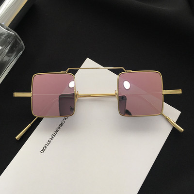 Κομψά γυναικεία γυαλιά με τετράγωνους φακούς