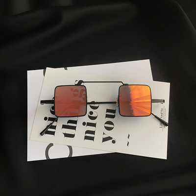 Κομψά γυναικεία γυαλιά με τετράγωνους φακούς