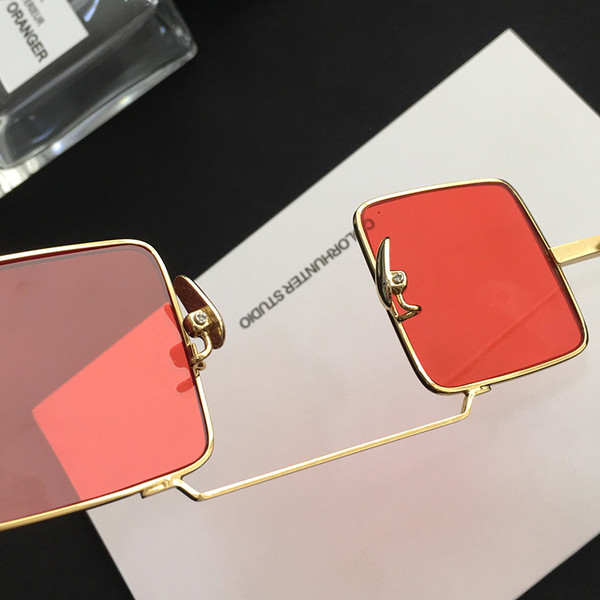 Κομψά γυναικεία γυαλιά με τετράγωνους φακούς