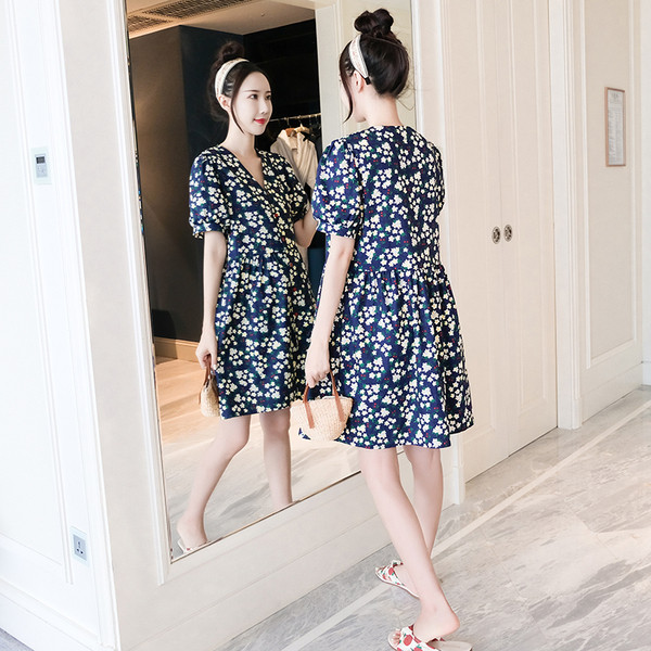 Lezser rövid ruha terhes nőknek spitz nyakkivágással, rövid ujjú és virágmintás