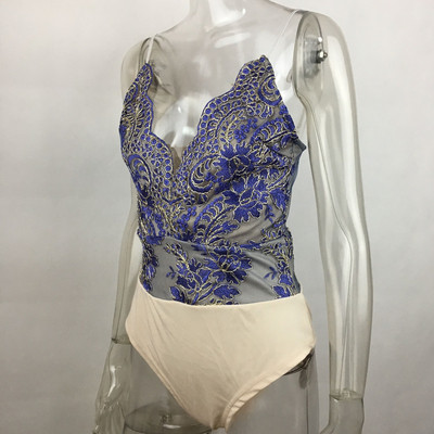 Κομψό γυναικείο κορμάκι με βαθιά λαιμόκοψη και κεντήματα