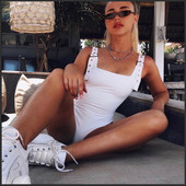 Modern női test szögletes nyakkivágással