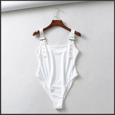 Modern női test szögletes nyakkivágással