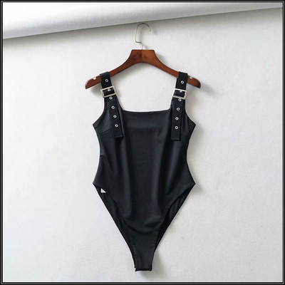 Modern női test szögletes nyakkivágással