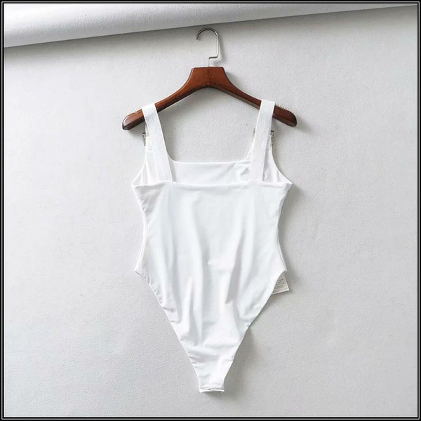 Modern női test szögletes nyakkivágással