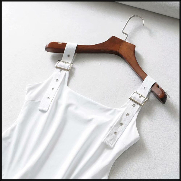 Modern női test szögletes nyakkivágással