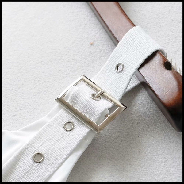 Modern női test szögletes nyakkivágással