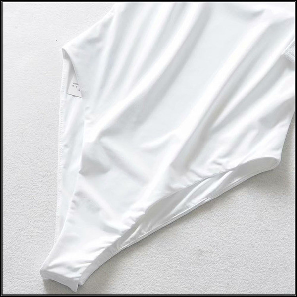 Modern női test szögletes nyakkivágással