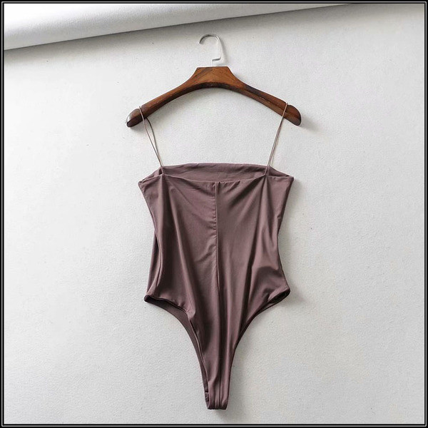 Nyári női body vékony pántokkal és szögletes nyakkivágással