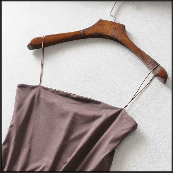 Nyári női body vékony pántokkal és szögletes nyakkivágással