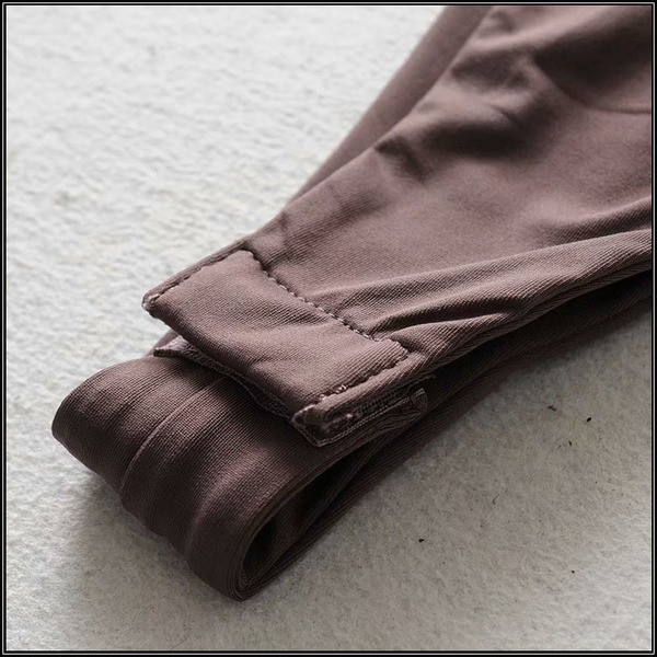 Nyári női body vékony pántokkal és szögletes nyakkivágással