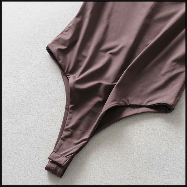 Nyári női body vékony pántokkal és szögletes nyakkivágással