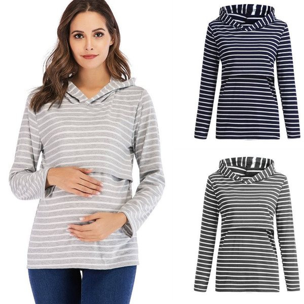 Csíkos pulóver terhes nőknek hosszú ujjal és kapucnival