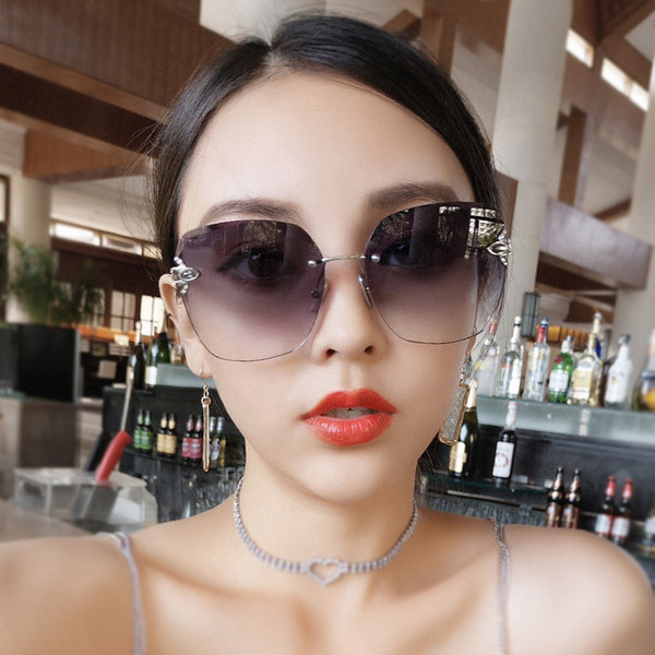 Γυναικεία κομψά γυαλιά ηλίου με λεπτά κουφώματα