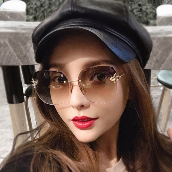 Γυναικεία κομψά γυαλιά ηλίου με λεπτά κουφώματα