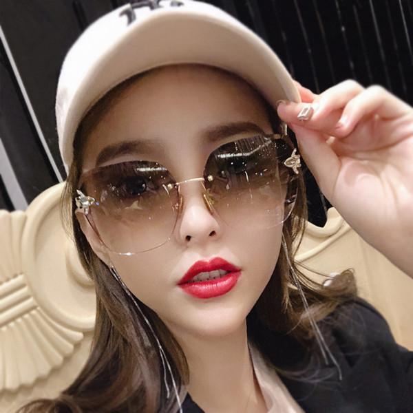 Γυναικεία κομψά γυαλιά ηλίου με λεπτά κουφώματα