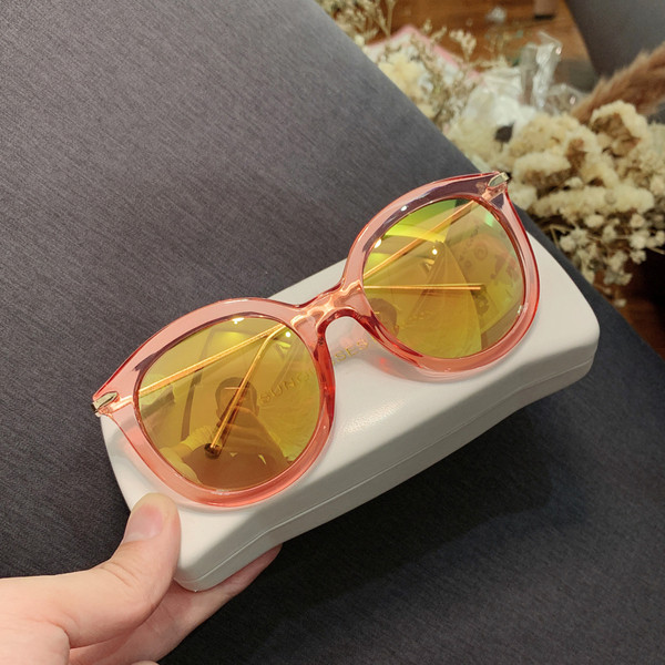 Naiste vabaajaprillid ümarate klaasidega